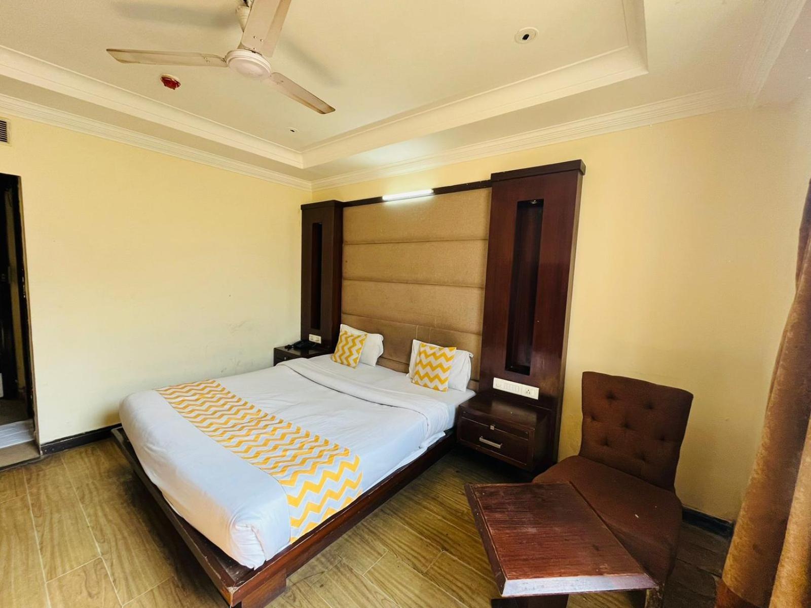 Ar Imperial - Nehru Enclave Luxury Couple Friendly *